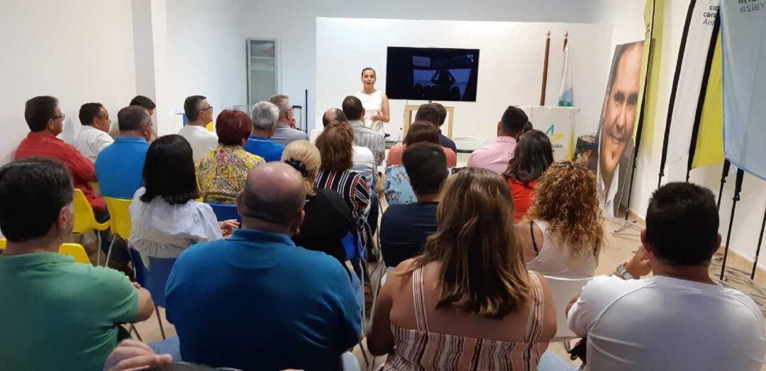 Migdalia Machín, secretaria general de CC en Lanzarote, dirigiéndose a los miembros del Consejo Político Insular.