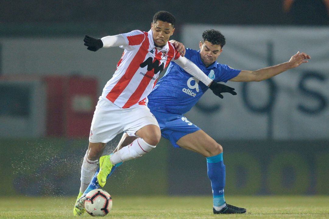 Pedro Henrique del del Leixoes disputa el balón con Pepe del Oporto.