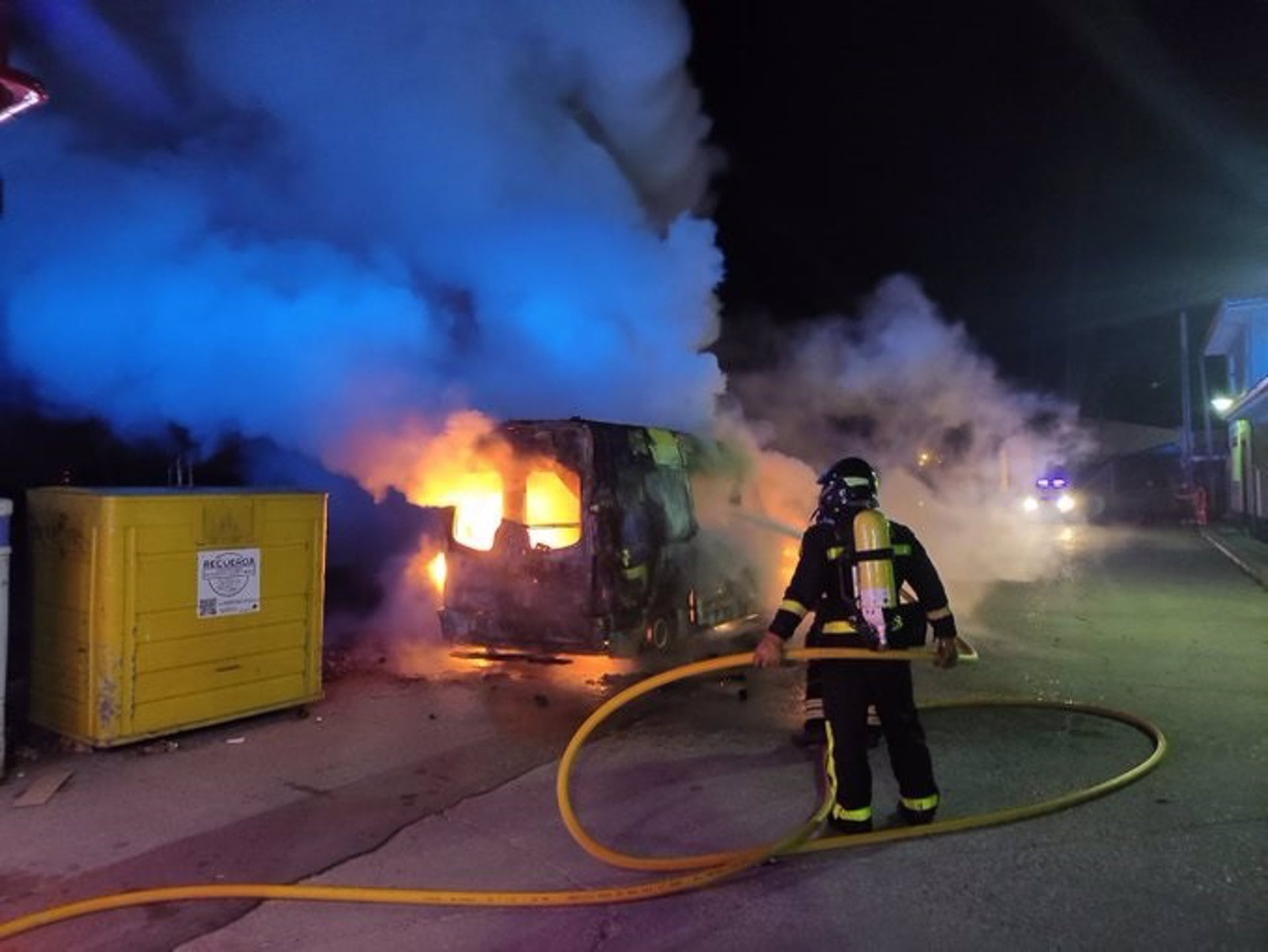 Actuación de los bomberos para sofocar las llamas en la ambulancia de Tudela de Duero (Valladolid). - @BOMBEROSDIP_VLL