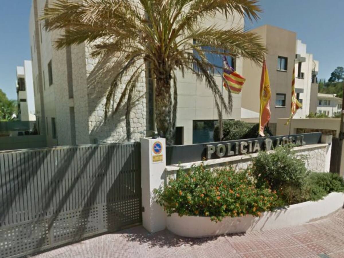 Paralizada entre amenazas una fiesta ilegal en Cala Nova