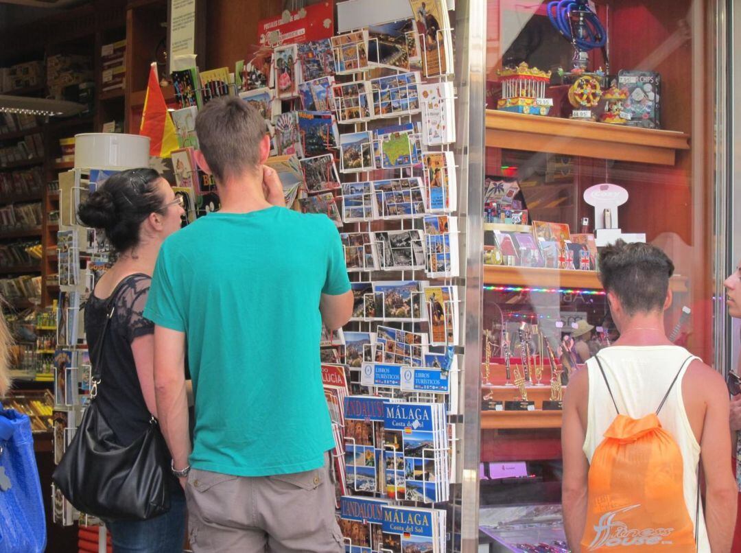 Turistas mirando productos de un comercio