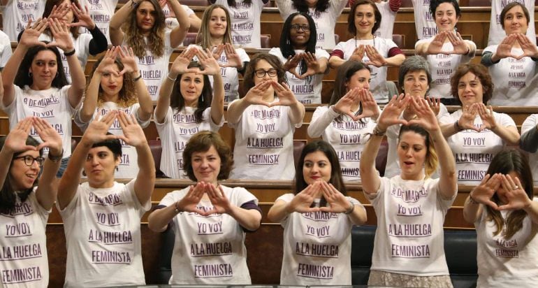 Diputadas de Unidos Podemos lucen camisetas en apoyo a la huelga feminista en el Congreso.