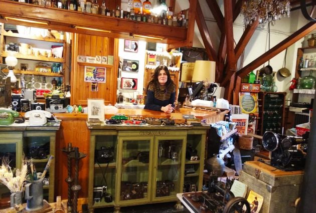 Chus García, en su tienda de antigüedades de Enciso.