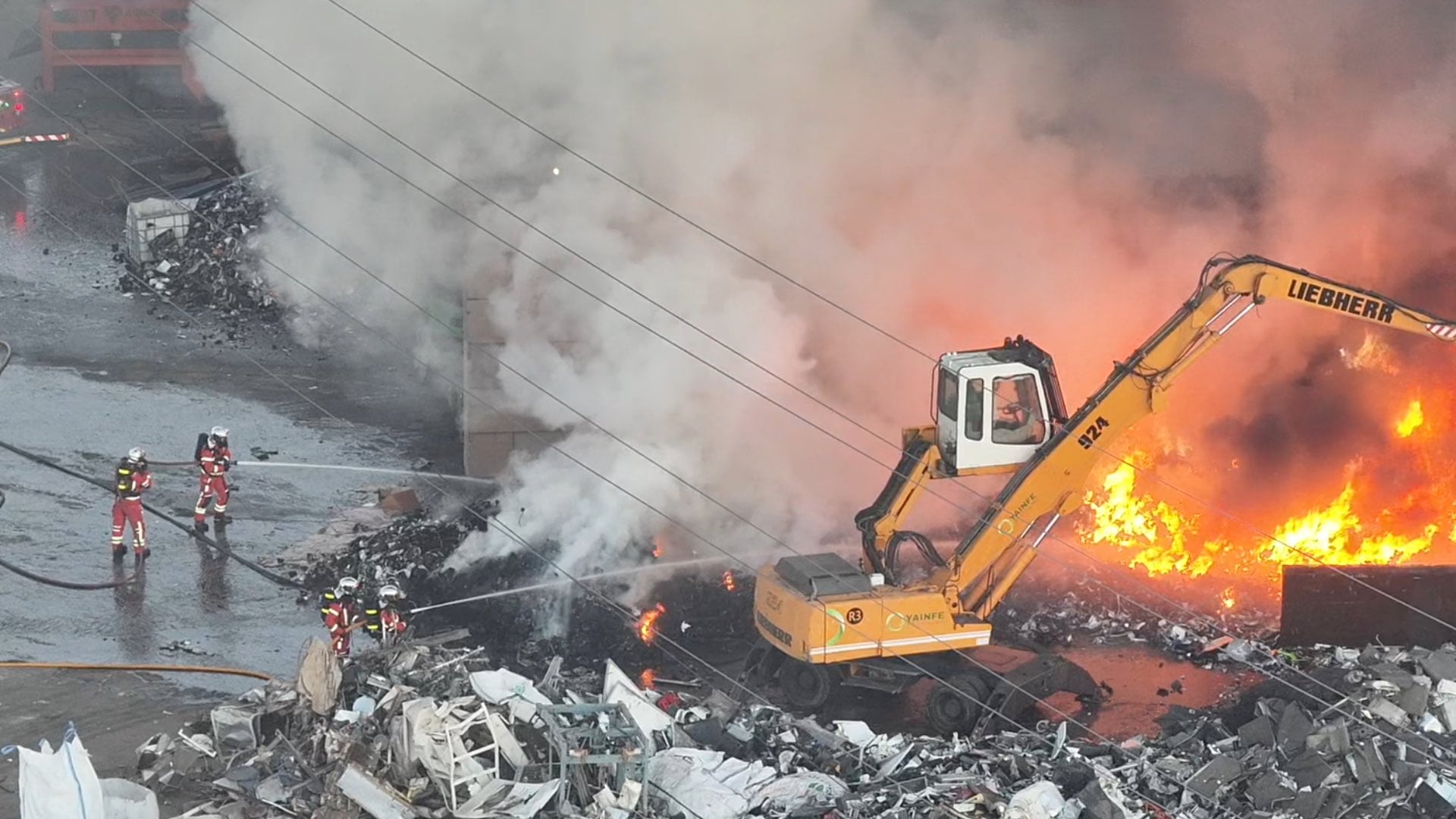 El incendio ha calcinado parte de la planta en Torrejón de Velasco