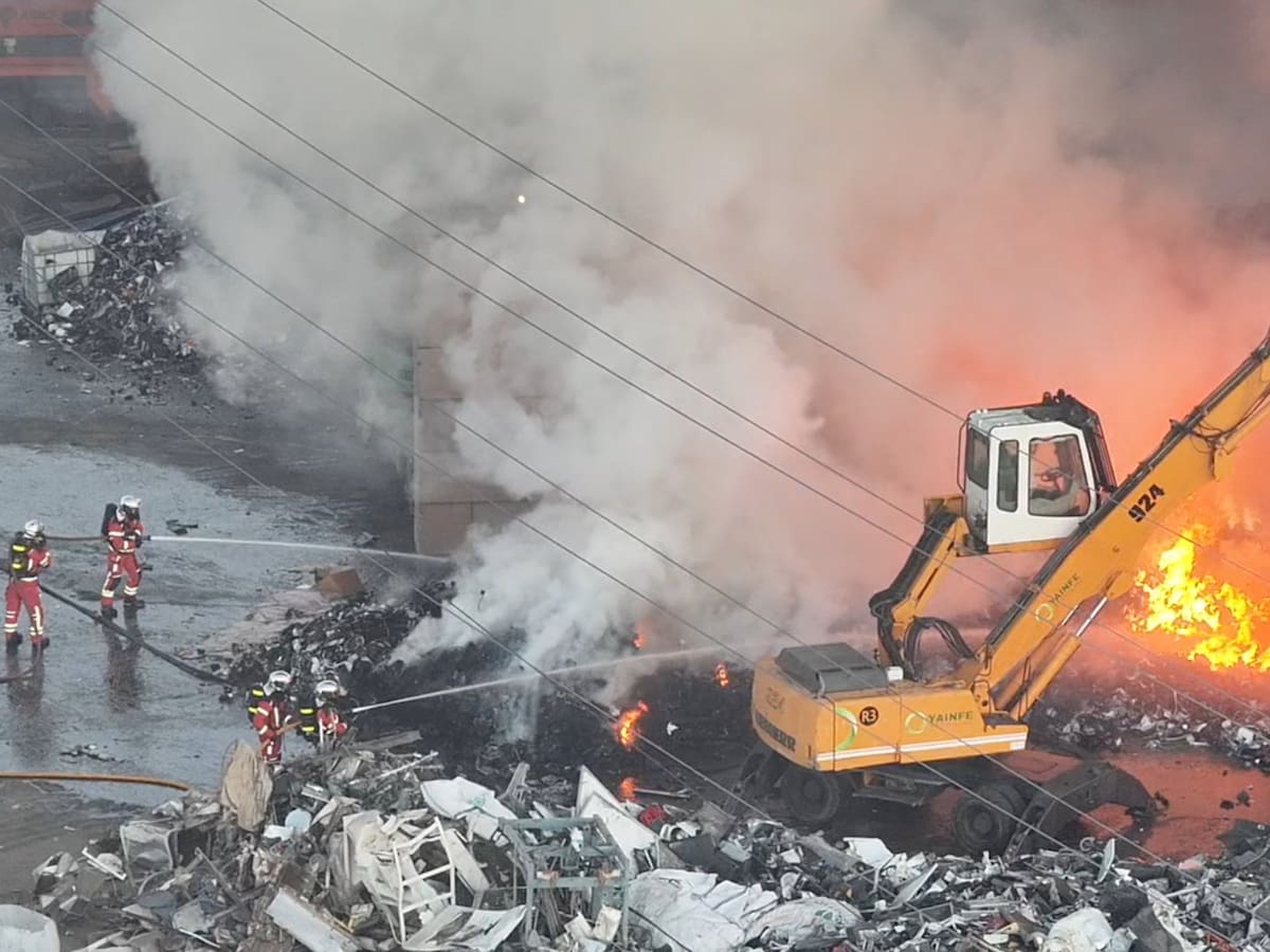 Un incendio calcina una planta de reciclaje en Torrejón de Velasco