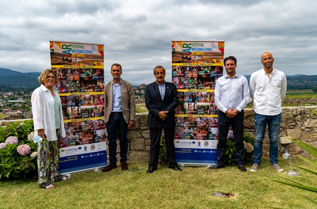 Representantes del Concello de Tui y la Cámara Municipal de Valença en la presentación del I Festival Internacional de Artes de Rúa de la Eurocidade.