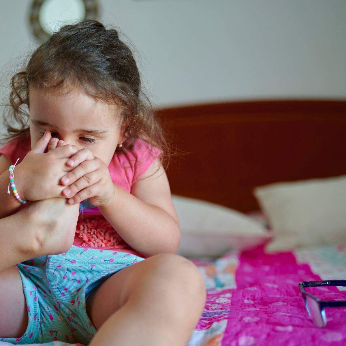 ¿Por qué huelen los pies a queso? El podólogo Manu Vidal despeja la duda en 'El Faro'