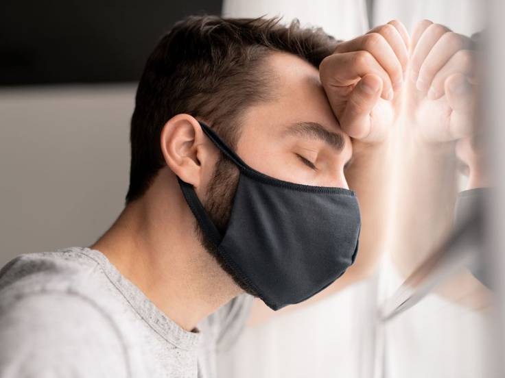 Un joven con mascarilla