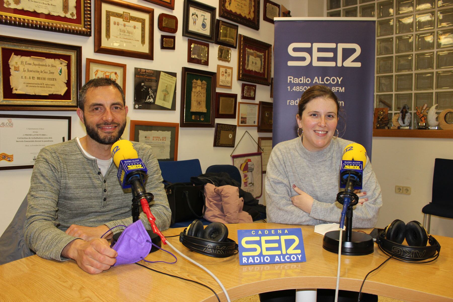 L'alcalde Josep Sempere i la regidora de Festes, Bea Francés, en l'estudi central de Radio Alcoy