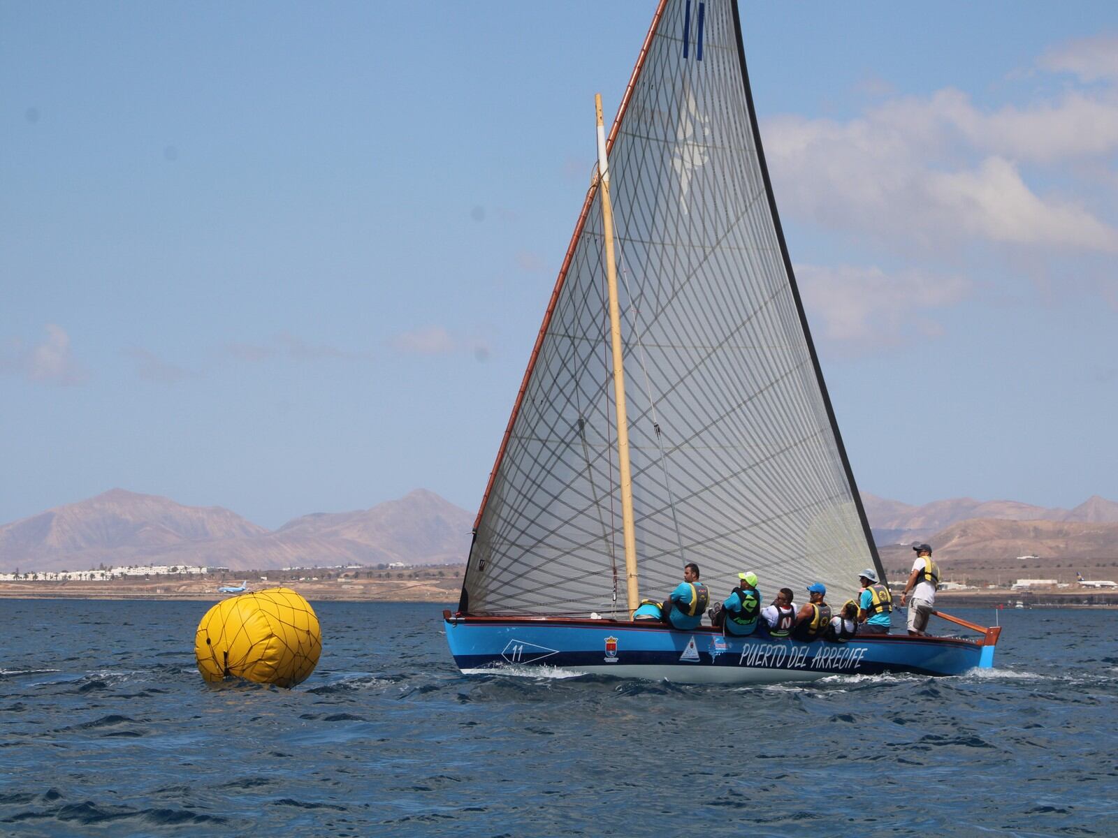 La tripulación del Puerto del Arrecife durante la regata.