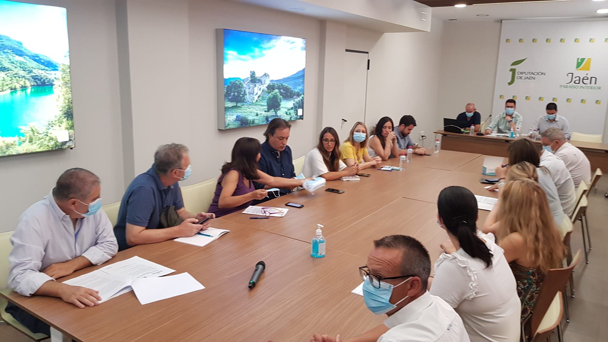 Asistentes en la reunión del Club de Producto Turístico de la Ruta de los Castillos y las Batallas organizada por la Diputación Provincial de Jaén