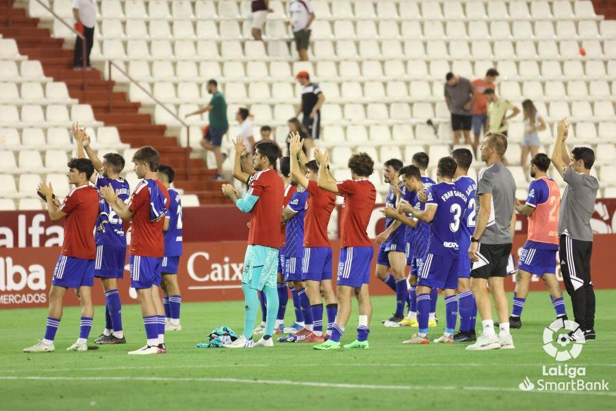 Los jugadores del Burgos CF agradeciendo el apoyo de los seguidores presentes en el Carlos Belmonte. / Foto: LFP