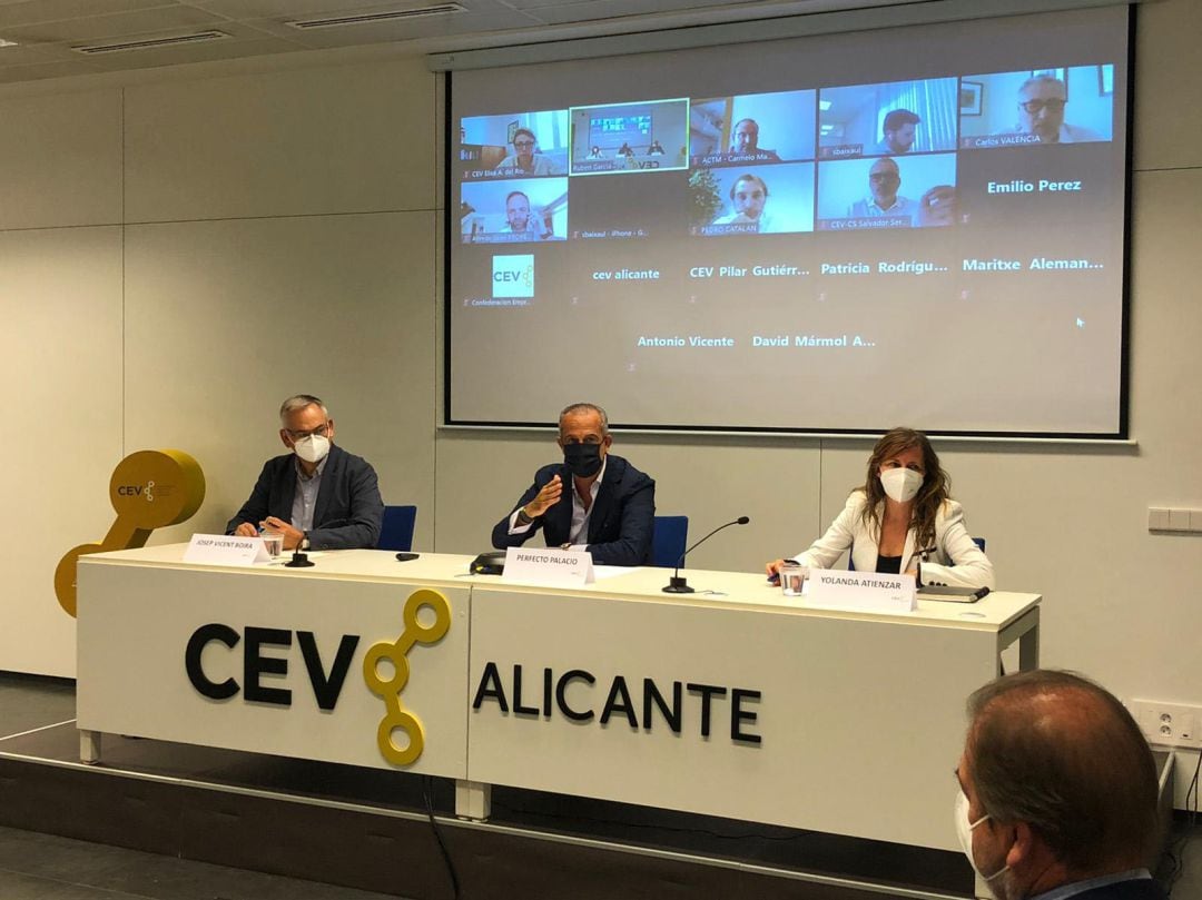 El comisionado del Gobierno para el desarrollo del Corredor Mediterráneo, Josep Vicent Boira (i) y el presidente de CEV Alicante, Perfecto Palacio (c), en la reunión de hoy en la sede de CEV Alicante.