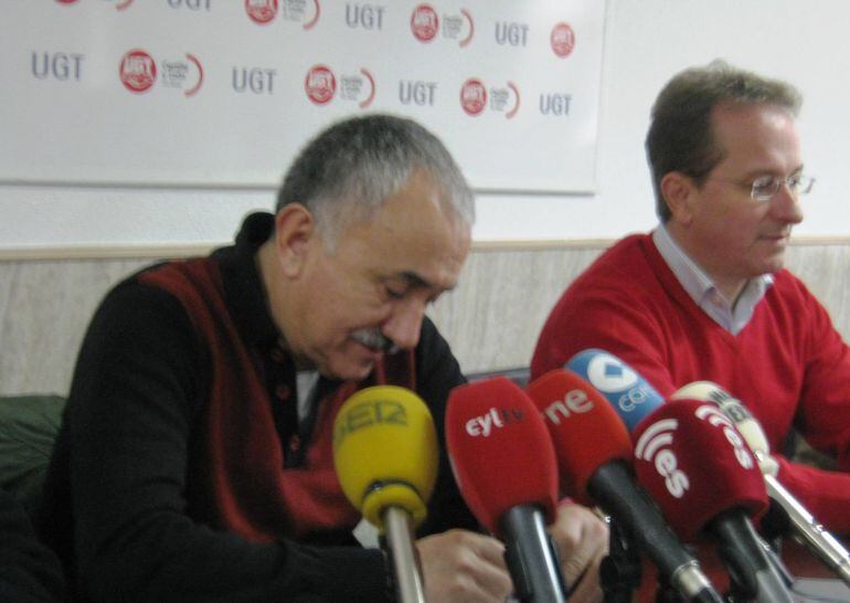 Secretario genral de UGT, Pepe Álvarez y responsable de Fica, Federación de Industria, Construcción y Agro-UGT, Pedro Hojas, durante la rueda de prensa en Ponferrada