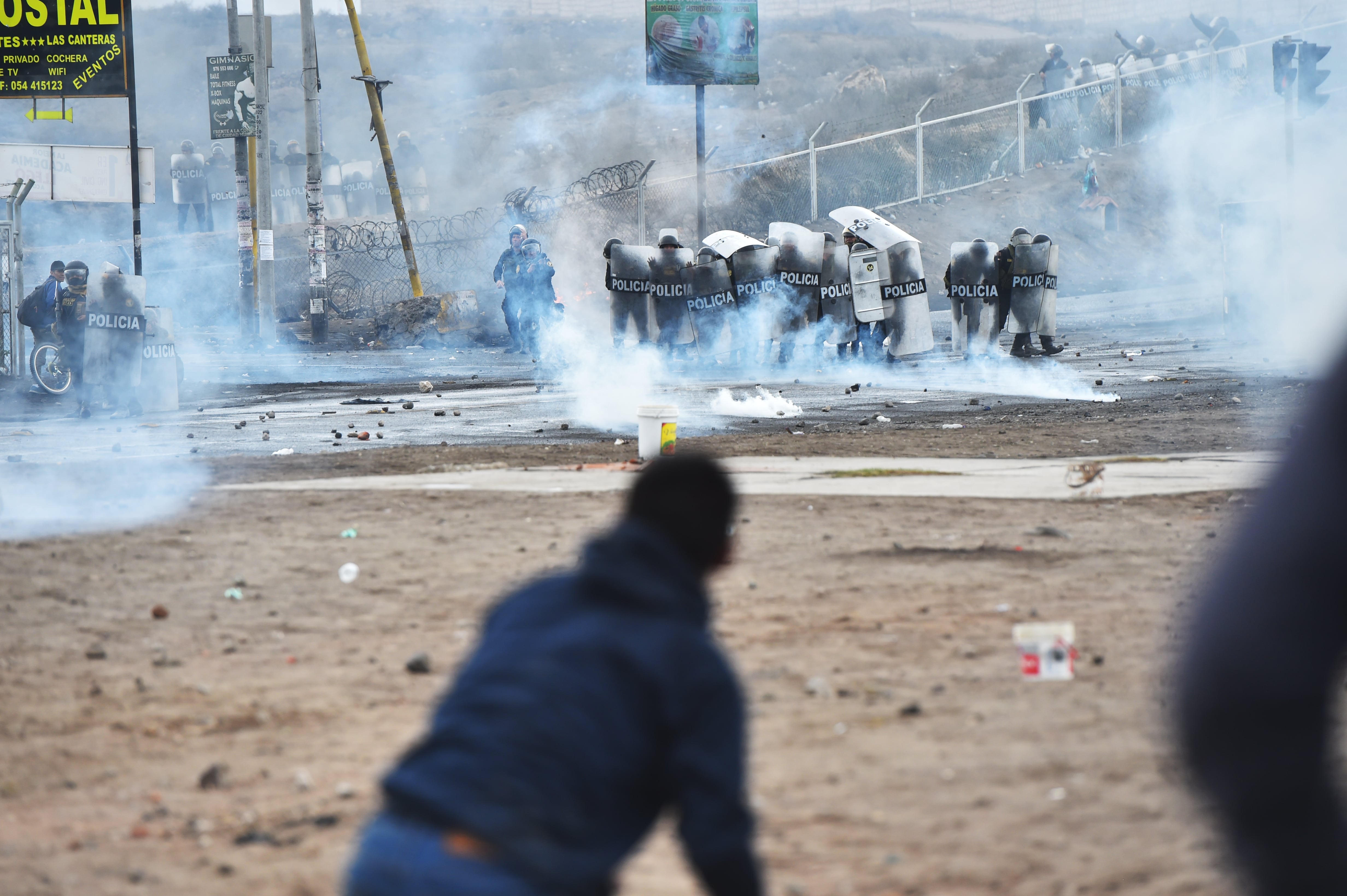 Miembros de la Policía enfrentan a manifestantes que bloquean calles durante una protesta contra el Gobierno de la presidenta Dina Boluarte. EFE/ Jose Sotomayor Jimenez