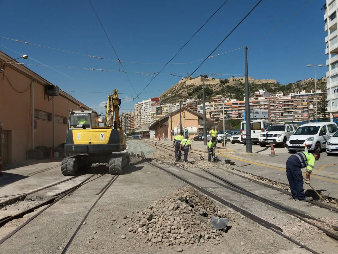 Operarios de FGV trabajando en las vías que unen las paradas de Sangueta y Postiguet