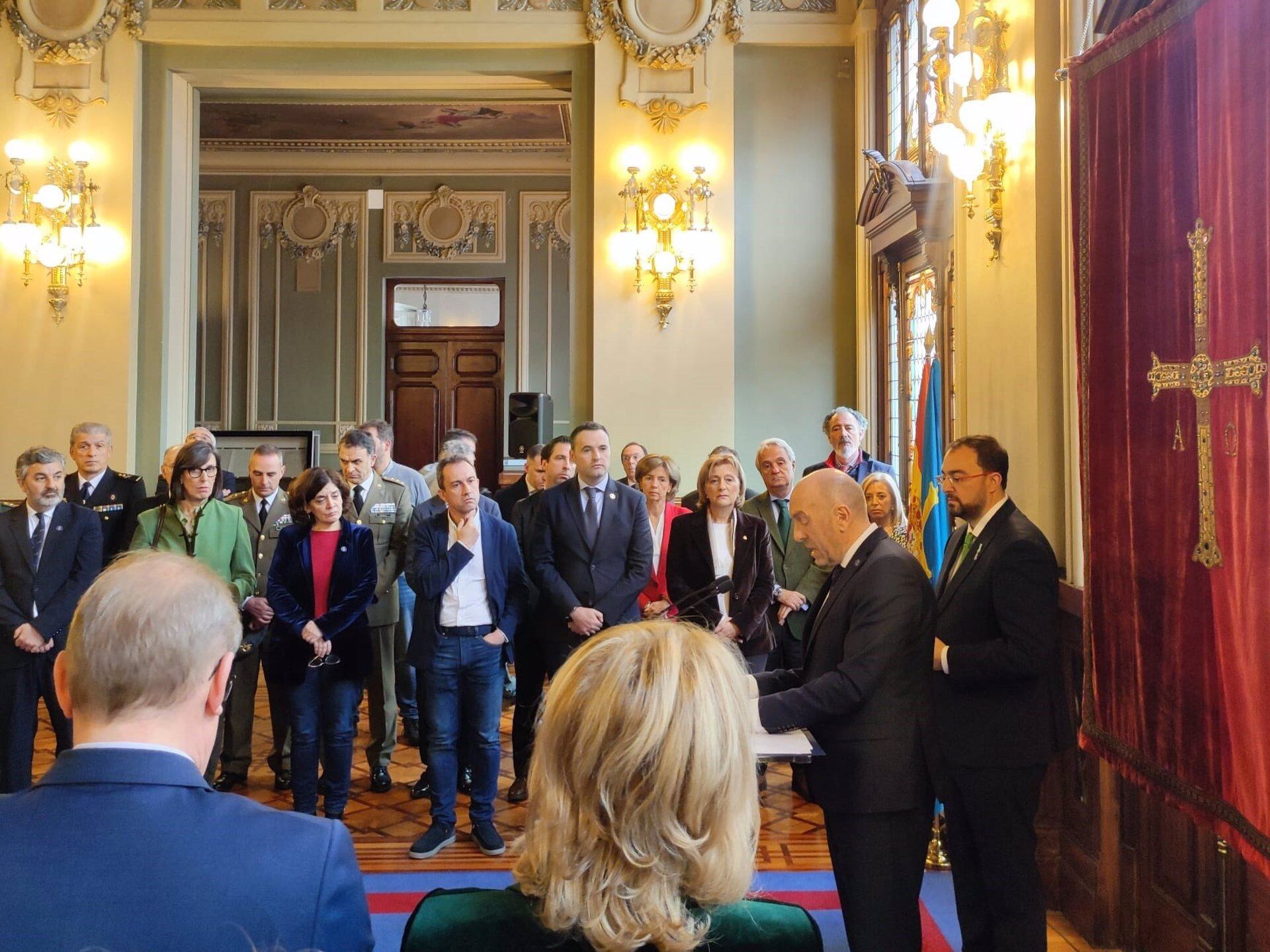 Juan Cofiño se dirige a los invitados con el presidente del Principado a su espalda y el resto de miembros del gobierno en primera fila.