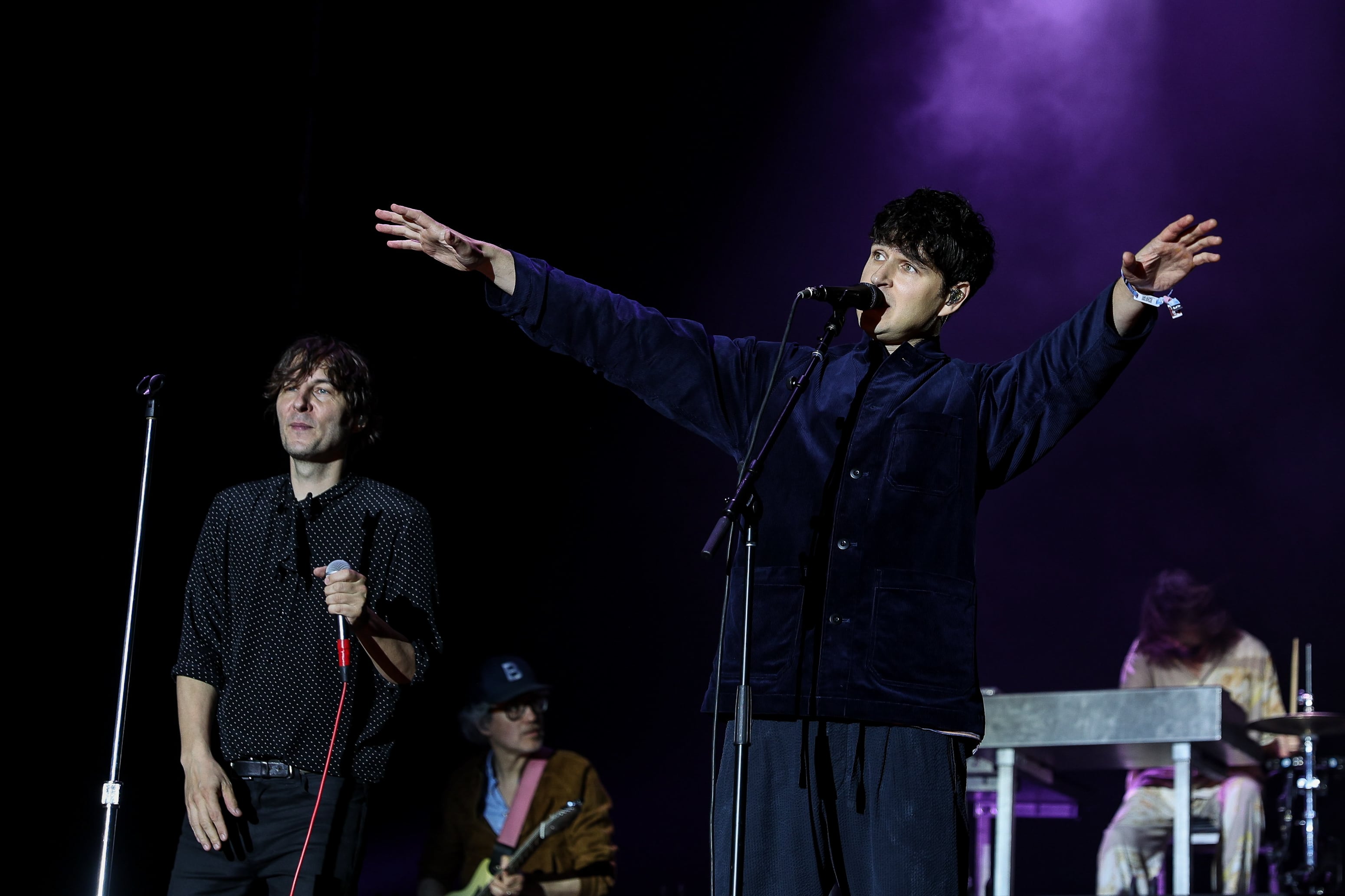 El cantante de Vampire Weekend, Ezra Koenig (d), artista invitado en el concierto de Phoenix en el Primavera Sound 2024.