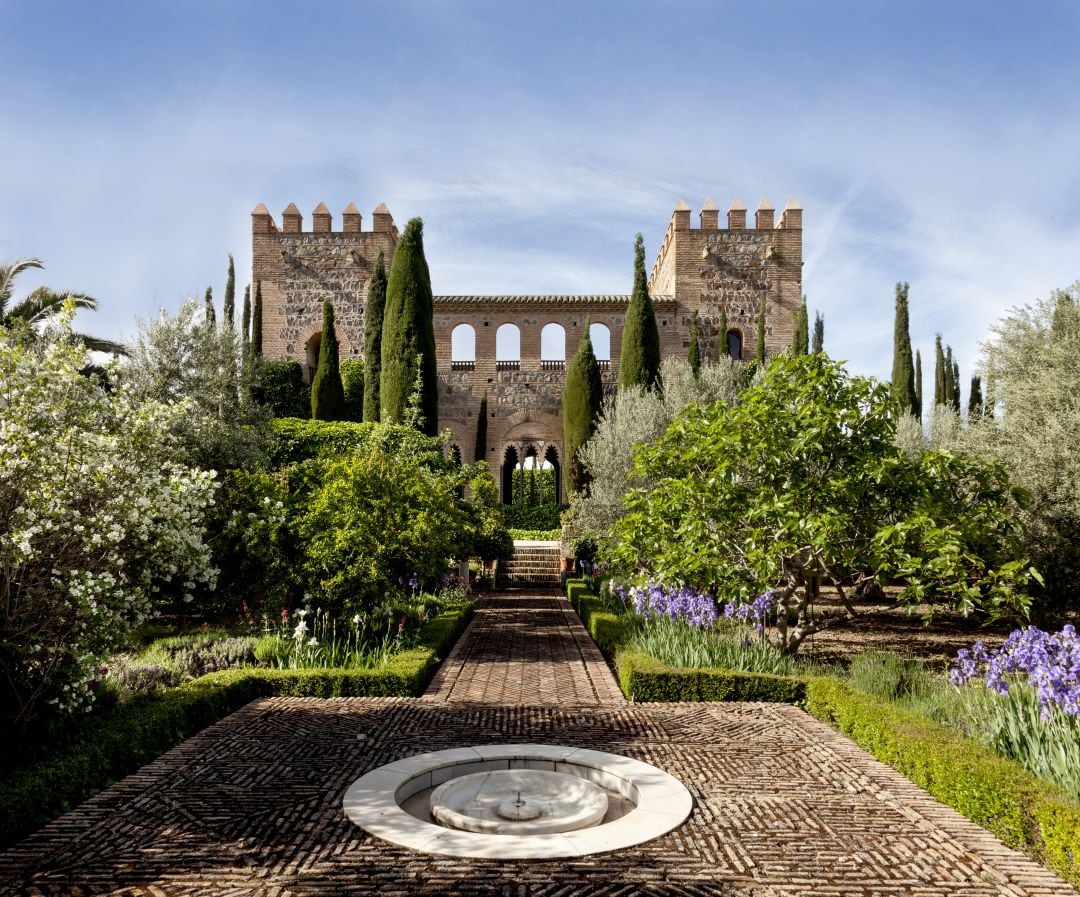 Vista del palacio desde uno de los jardines que le rodean