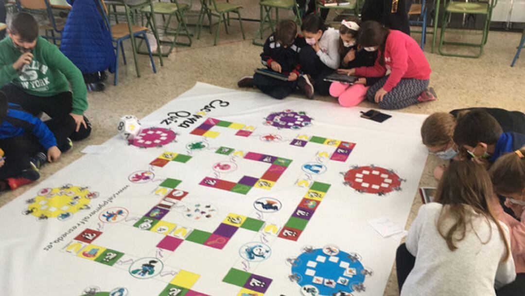 Alumnas y alumnos dle CEIP General Fresneda jugando a la prueba monstruosa