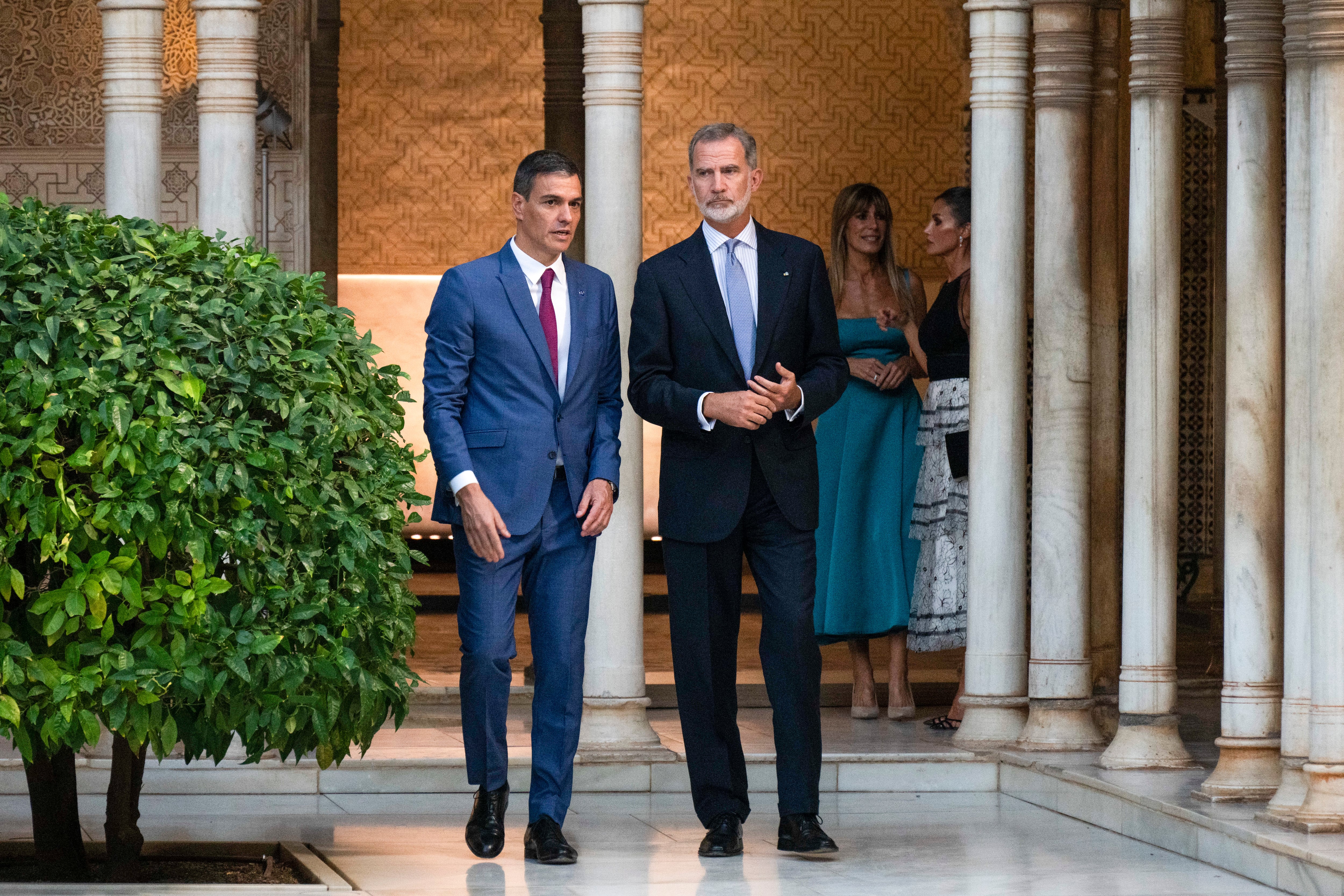 Los Reyes de España, Felipe (2-i) y Letizia (d), reciben al presidente del Gobierno, Pedro Sánchez (i), y su mujer Begoña Gómez (2-d), y al resto de los mandatarios europeos en su visita al Patio de los Leones de la Alhambra dentro de la III Cumbre de la Comunidad Política Europea (CPE), este jueves en Granada