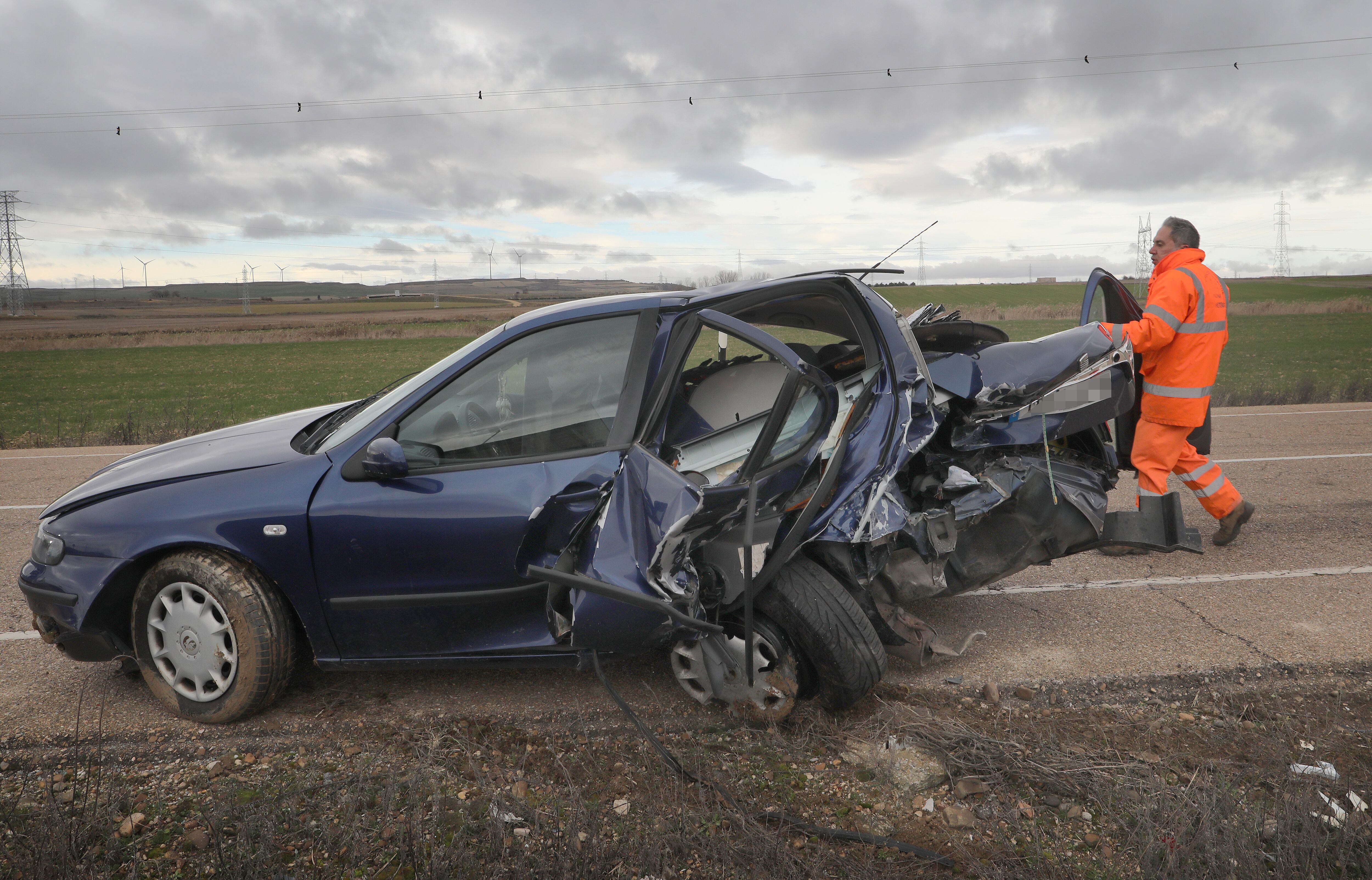 En el km. 5 de la carretera P-404 dirección Astudillo, termino de Fuentes de Valdepero(Palencia) se produce un accidente en el que han quedado personas atrapadas, en la imagen uno de los vehículos implicados