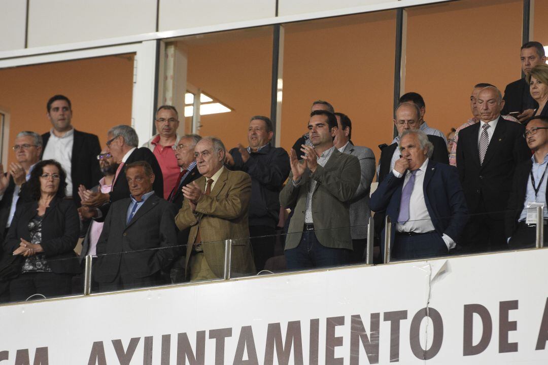 El alcalde en el palco. 