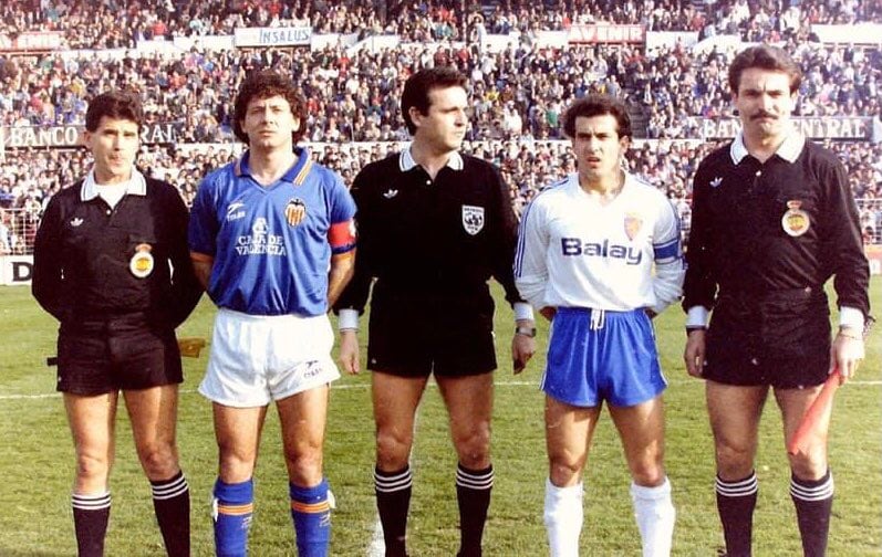 El colegiado Enríquez Negreira, durante un Real Zaragoza-Valencia en el año 1990.