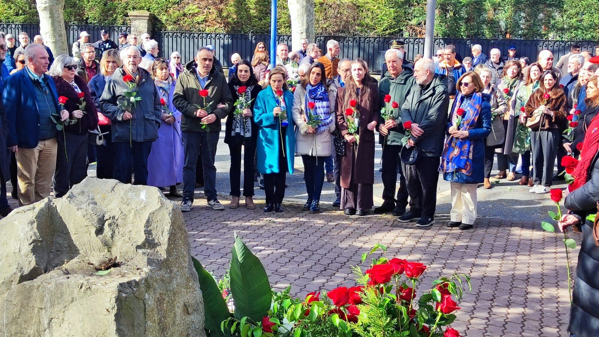 Familiares de Fernando Buesa y Jorge Díez, en la ofrenda floral de este domingo
