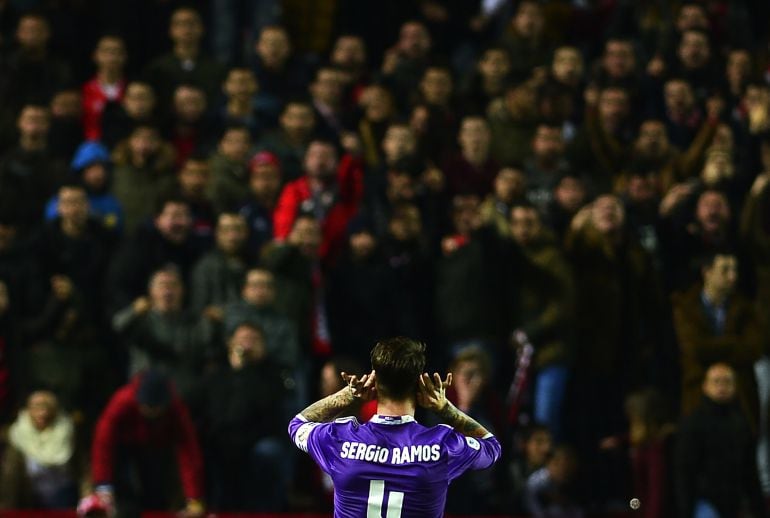 Ramos se lleva las manos a las orejas mientras mira a la parte de la grada donde se sientan los aficionados radicales del Sevilla