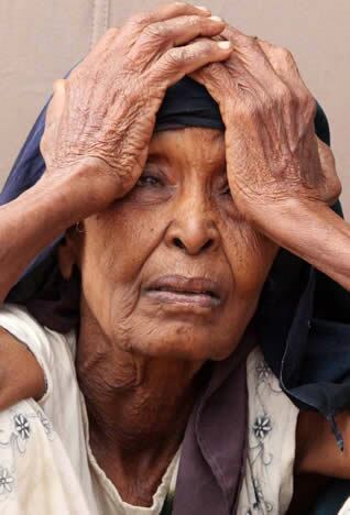 Una somalí espera a recibir alimentos en un distrito al sur de Mogadiscio