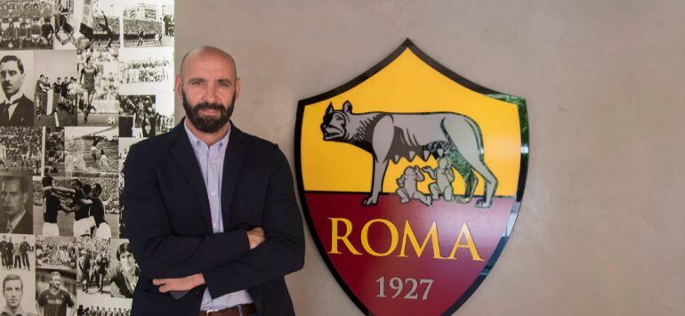 Monchi posa con el escudo de su nuevo equipo, la Roma 