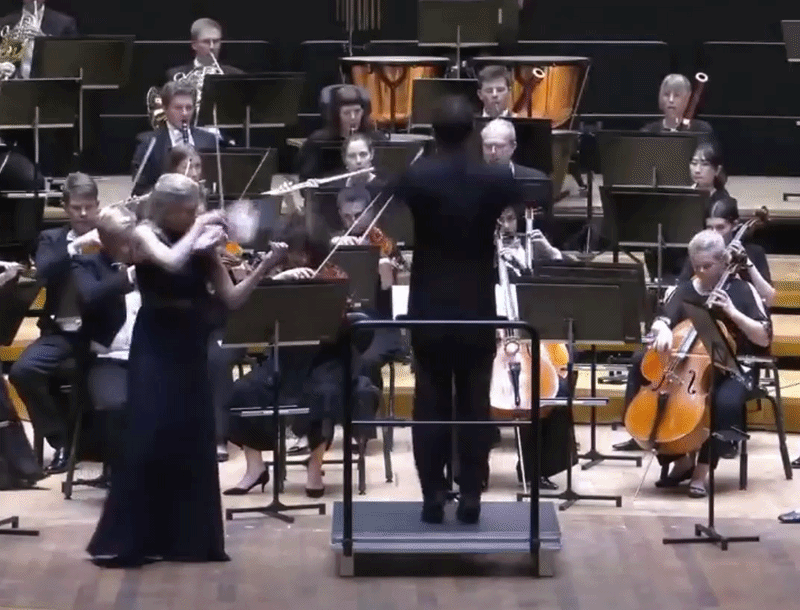 Un director de orquesta tira al suelo accidentalmente un violín valorado en más de un millón de euros.