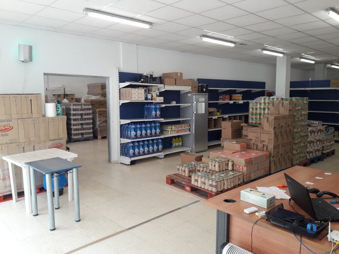 Magatzem ple d'aliments que Càritas té a Lloret de Mar