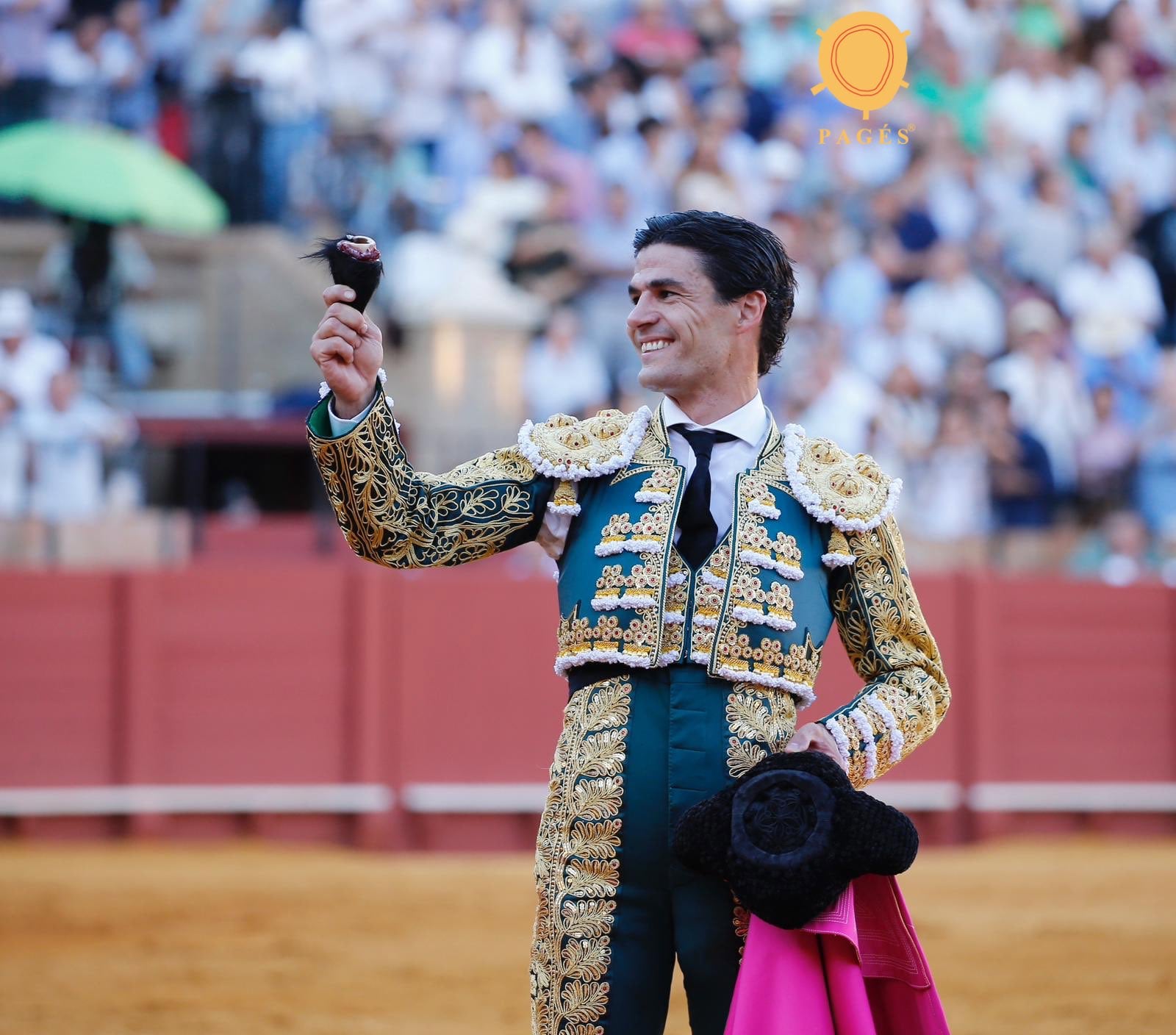 Pablo Aguado pasea la oreja que le cortó al tercero de la tarde