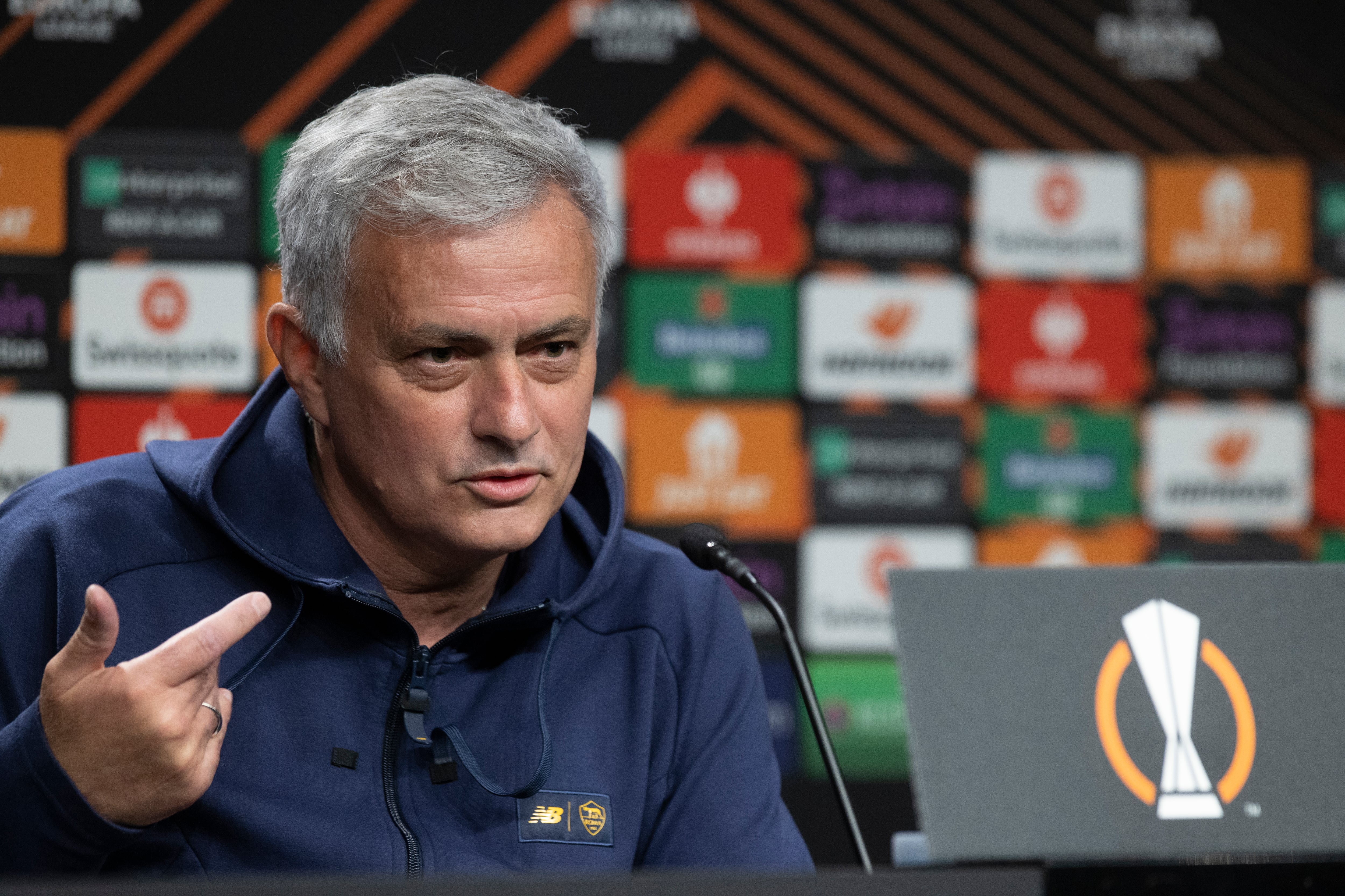 SAN SEBASTIÁN, 15/03/2023.- El entrenador del Roma, Jose Mourinho, durante la rueda de prensa que ha ofrecido este miércoles en el Reale Arena de San Sebastián, previa al partido de vuelta de los octavos de final de la Liga Europa frente a la Real Sociedad. EFE/ Javier Etxezarreta
