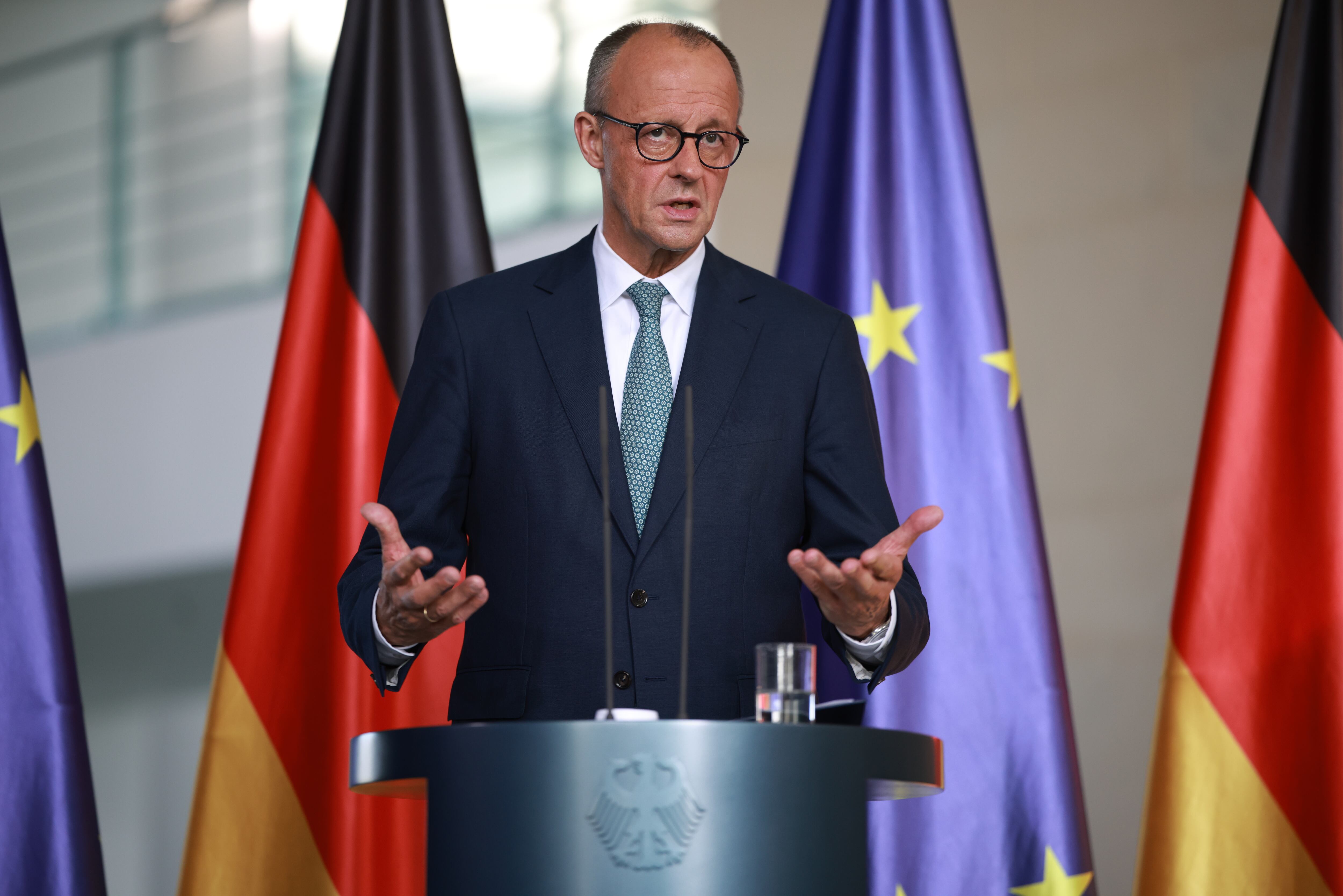 El canciller alemán Friedrich Merz pronuncia una declaración en la cancillería tras una reunión del gabinete de seguridad del Gobierno en Berlín, Alemania, el 28 de julio de 2025.