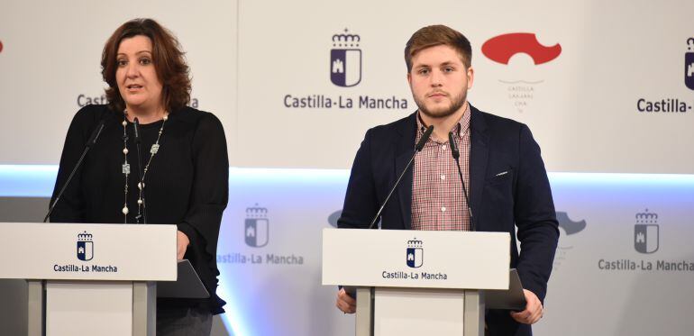 Patricia Franco, consejera de Empleo (izquierda) y Nacho Hernando, portavoz del Gobierno regional (derecha)