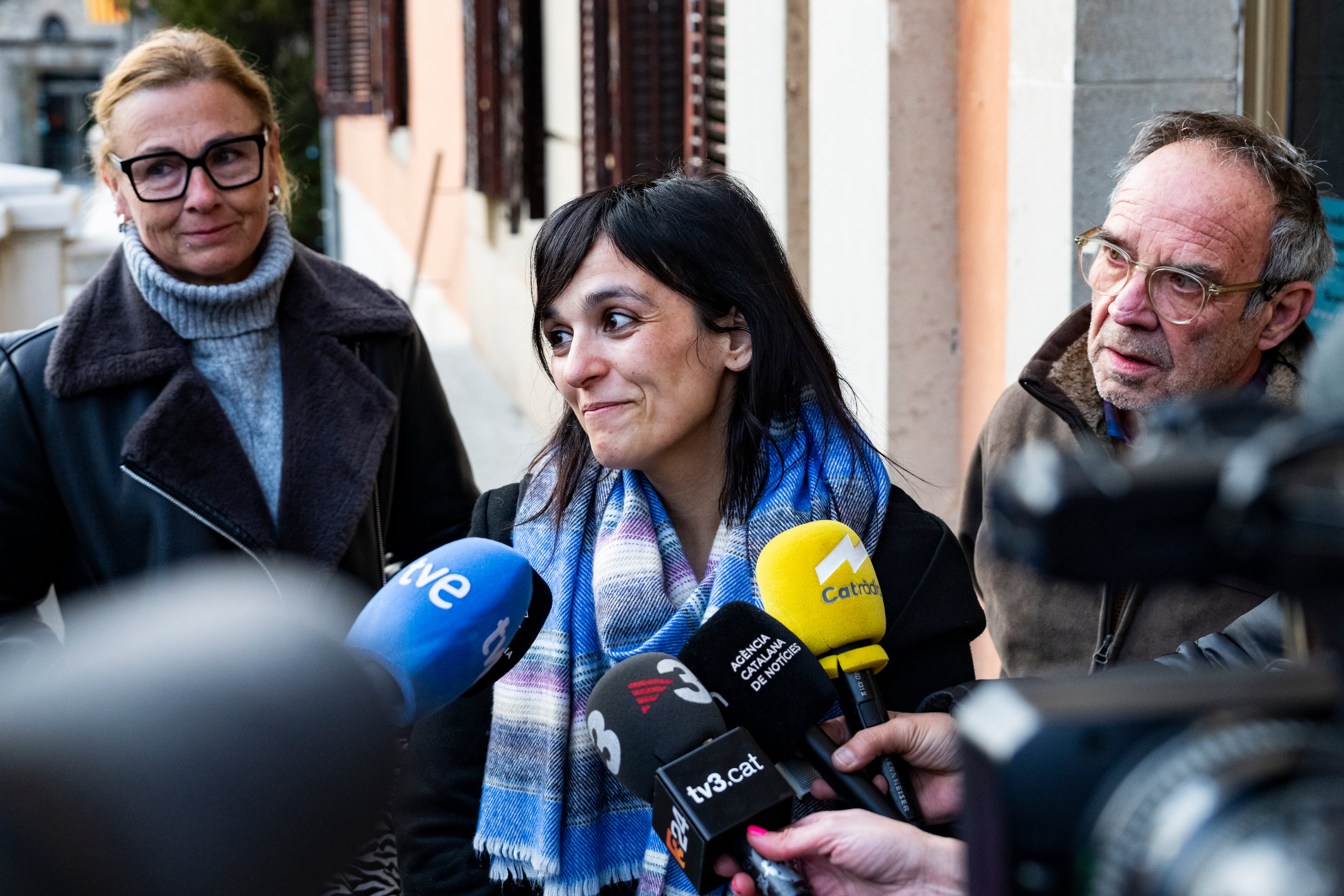 La alcaldesa de Ripoll, Sílvia Orriols (c), atiende a la prensa.