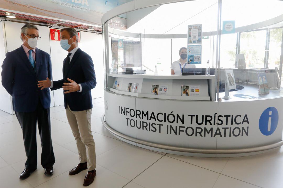 El consejero de Presidencia, Tursimo y Deportes, Marcos Ortuño visitando la oficina de turismo del Aeropuerto Internacional de la Región Murcia acompañado por el director general del la sociedad concesionaria del AIRM, Mariano Menor