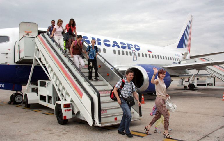 Viatgers aterrant a l'aeroport de Girona.