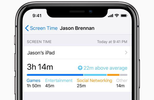 Un teléfono inteligente iPhone con la nueva versión de su software. Apple Watch.