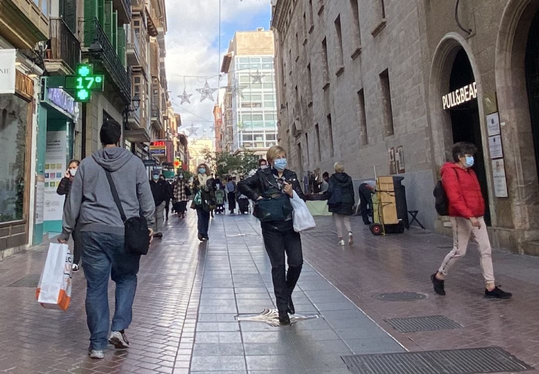 Residentes paseando por la calle Sant Miquel, en el centro de Palma, este miércoles.