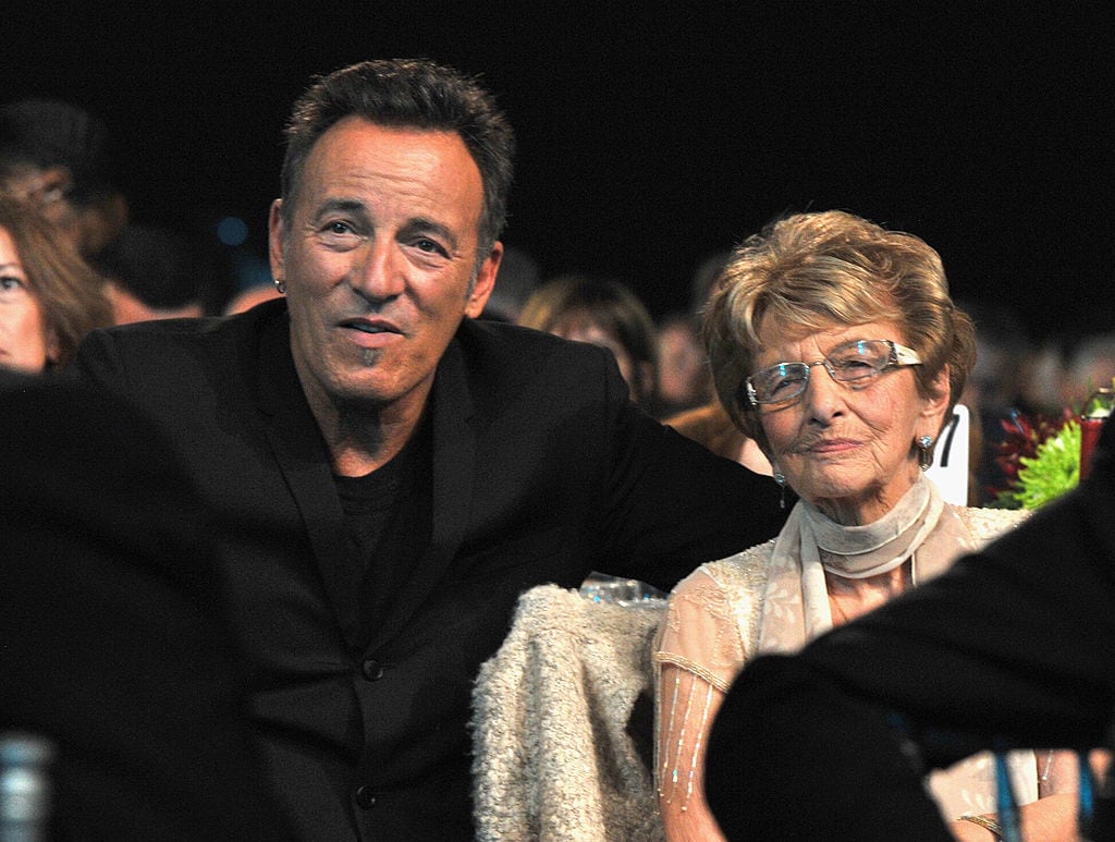 Bruce Springsteen tenía una relación muy cercana con su madre, Adele, con la que acudía a numerosos eventos.