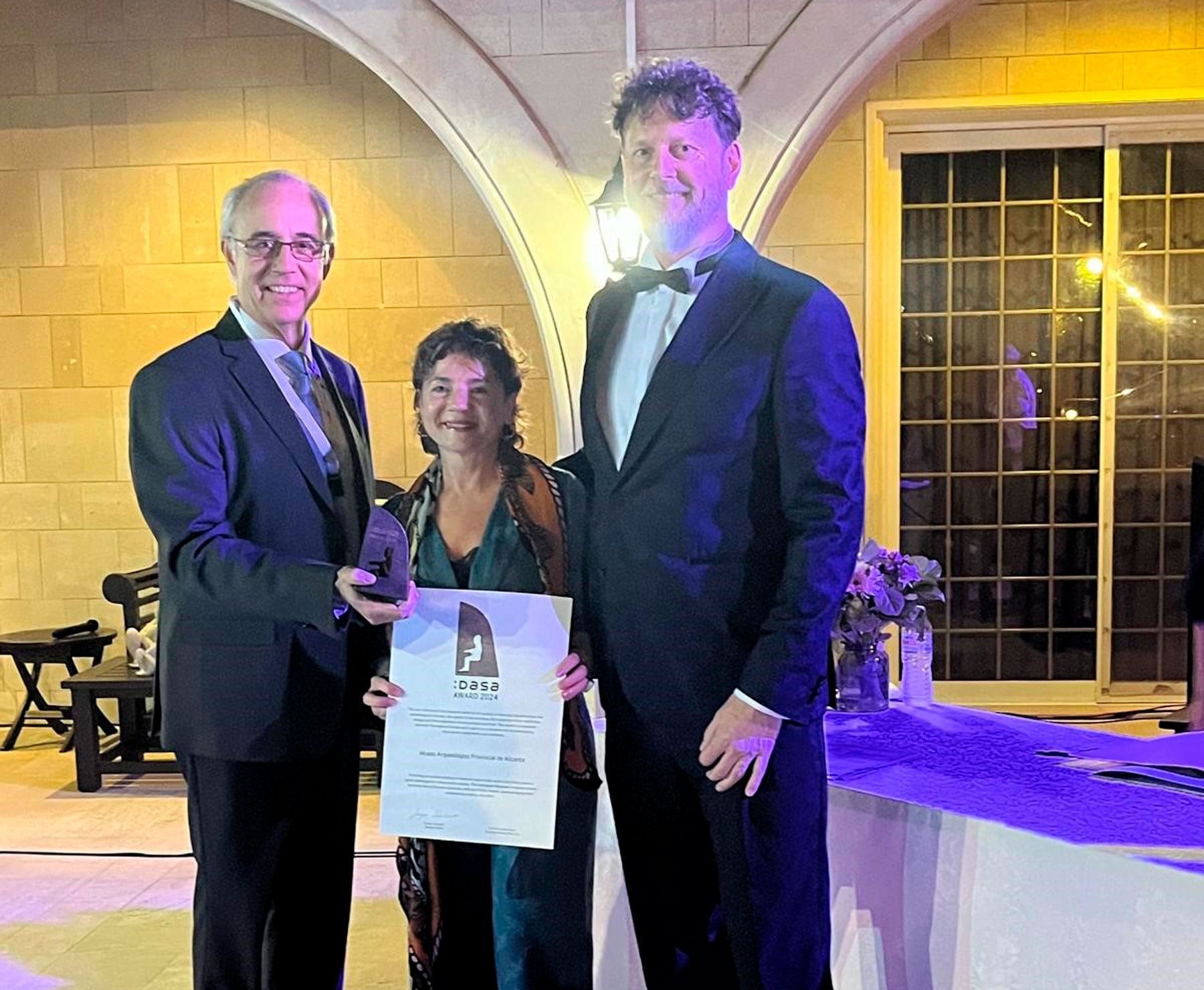 El director gerente del Marq, José Alberto Cortés, recibiendo el premio