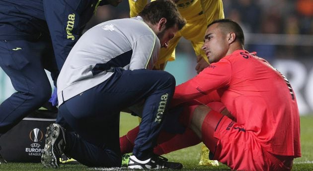 Sergio Asenjo es asistido tras lesionarse