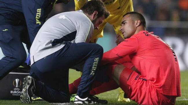 Sergio Asenjo es asistido tras lesionarse