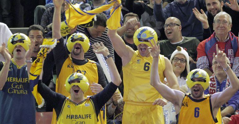La afición del Herbalife Gran Canaria celebra la victoria de u equipo frente al Valencia Basket tras el partido correspondiente a cuartos de final de la Copa del Rey que se disputó en el Coliseo de A Coruña y que terminó con el resultado de 83-78 para los