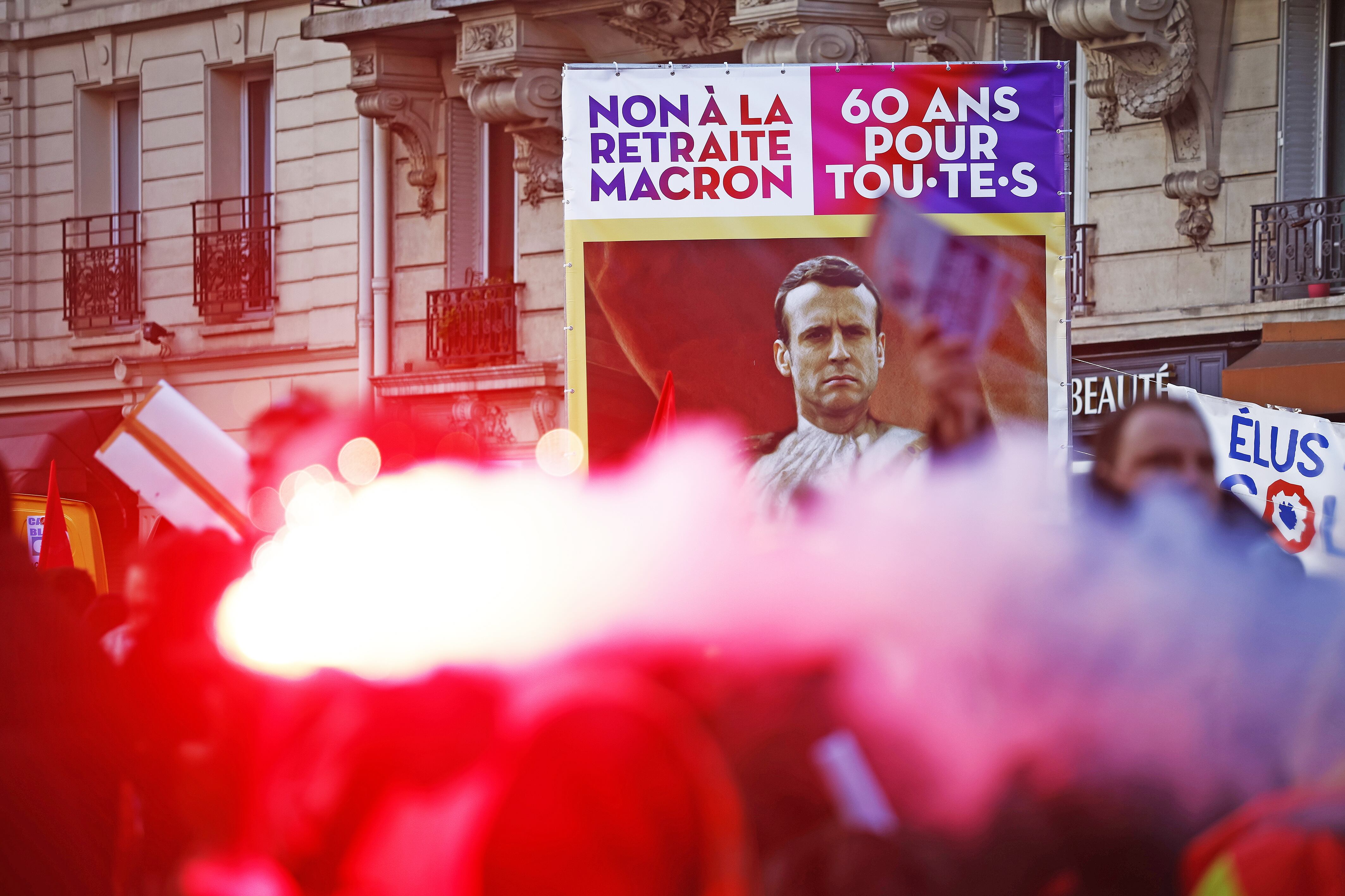 Manifestantes contra el plan de pensiones en París (Francia), portan un cartel con la cara del presidente francés, Emmanuel Macron, y con la frase &quot;No a la jubilación de Macron. 60 años para todos&quot;.