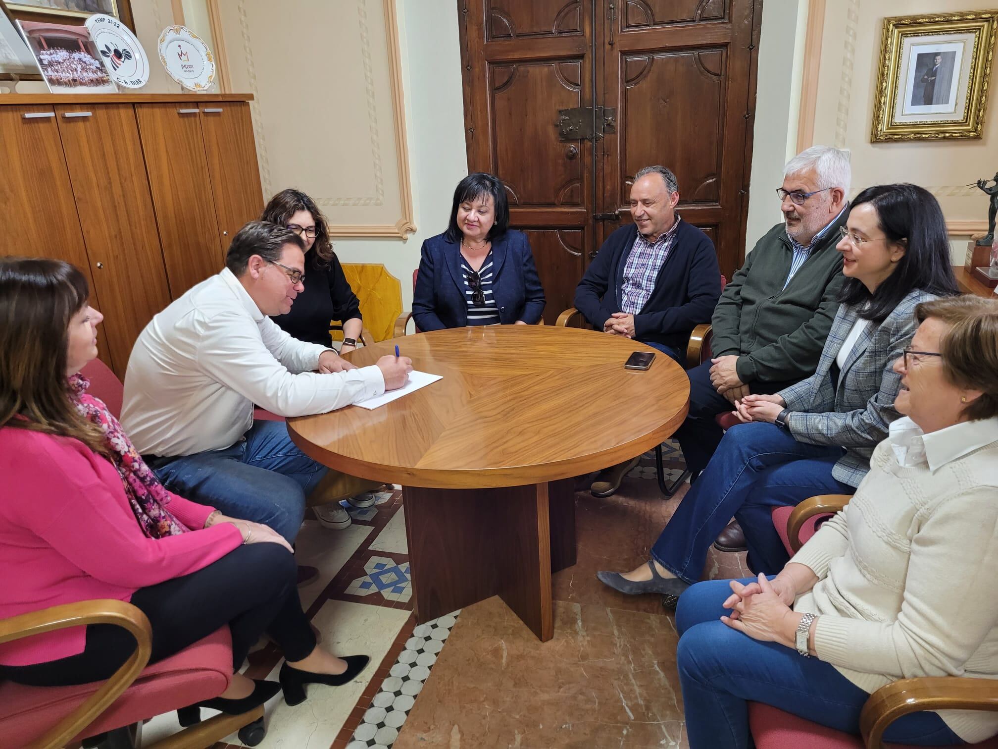 Momento de la reunión y la firma